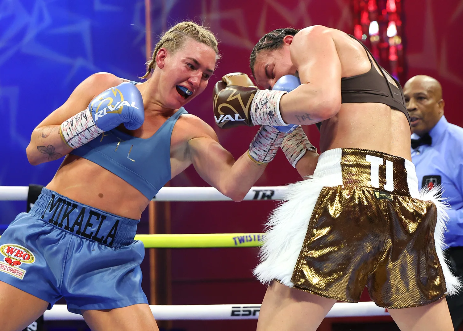 Mikaela Mayer in action against Sandy Ryan