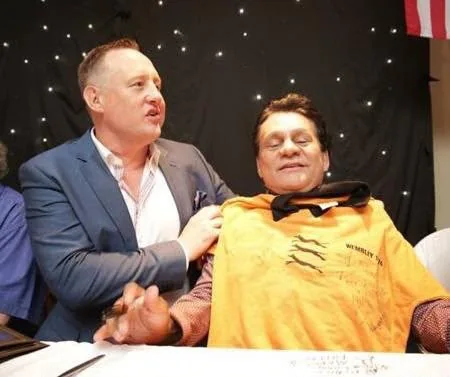 Scott Murray with Roberto Durán.